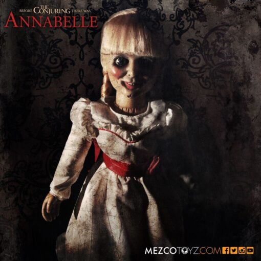 Muñeca Annabelle de 45 cm – Réplica Prop oficial de Mezco Toyz basada en The Conjuring, con detalles realistas y presentación para coleccionistas - Imagen 7