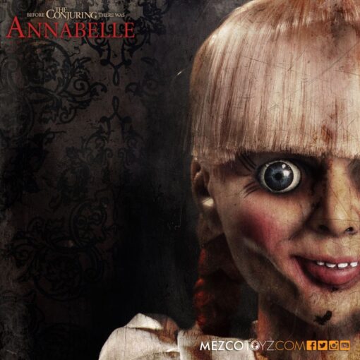 Muñeca Annabelle de 45 cm – Réplica Prop oficial de Mezco Toyz basada en The Conjuring, con detalles realistas y presentación para coleccionistas - Imagen 6