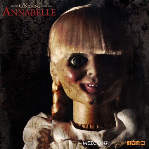 Muñeca Annabelle de 45 cm – Réplica Prop oficial de Mezco Toyz basada en The Conjuring, con detalles realistas y presentación para coleccionistas - Imagen 5
