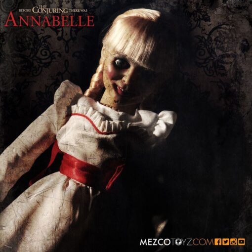 Muñeca Annabelle de 45 cm – Réplica Prop oficial de Mezco Toyz basada en The Conjuring, con detalles realistas y presentación para coleccionistas - Imagen 4