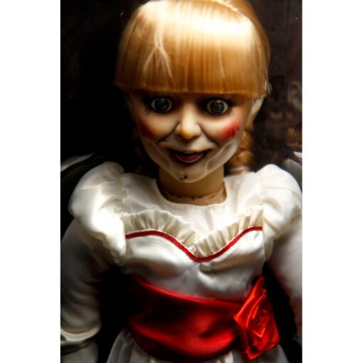 Muñeca Annabelle de 45 cm – Réplica Prop oficial de Mezco Toyz basada en The Conjuring, con detalles realistas y presentación para coleccionistas - Imagen 3