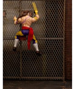 Figura de Vega trepando por una verja metálica