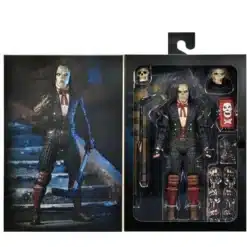 NECA TMNT x Universal Monsters Casey Jones The Phantom 18 cm figura articulada con diseño gótico.