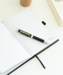 Cuaderno Iron Maiden A5 premium con diseño musical y bolígrafo proyector para organización creativa.