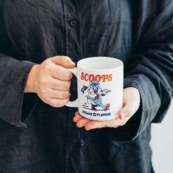 Taza Stranger Things Scoops Ahoy mug cerámica merchandising Netflix.