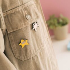 Set de 4 Pins Ketnipz insignias para mochilas y colección.