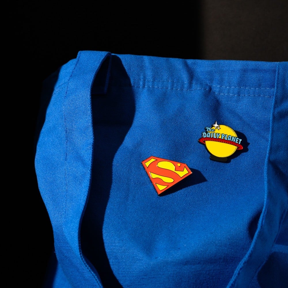 Pins Superman coleccionables merchandising DC.