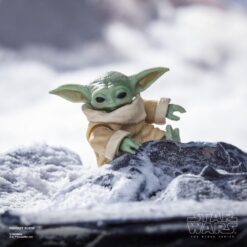 figura mandalorian casco armadura grogu detalle