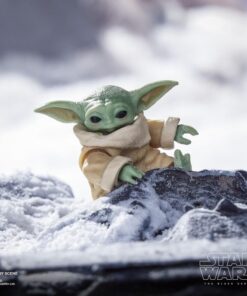 figura mandalorian casco armadura grogu detalle