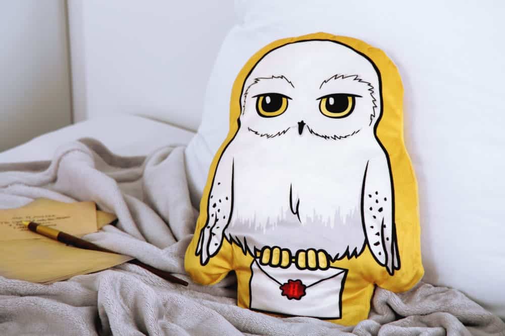 Cojín Harry Potter Hedwig de 35 cm inspirado en la emblemática lechuza de Hogwarts y perfecto para decoración temática.