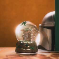 Bola de Nieve Grogu de Star Wars con diseño basado en The Mandalorian y escena inspirada en la popular serie.