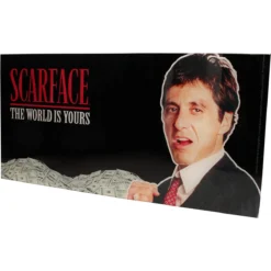 Póster de Vidrio Scarface The World Is Yours con acabado premium sobre cristal inspirado en el icónico clásico cinematográfico.