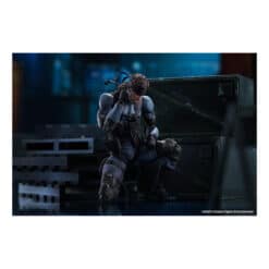 Figura Solid Snake Revoltech con acabados premium y diseño oficial de Metal Gear Solid 2.