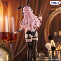 Super Sonico Reverse Bunny figura FuRyu con base de exposición