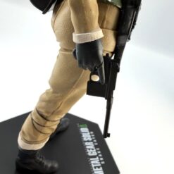 Metal Gear Solid Delta EVA figura con pistola y base